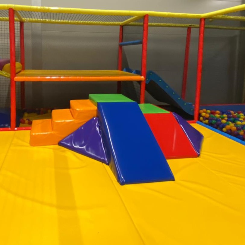 Klimpiramide voor de allerkleinsten (280x160x60cm)