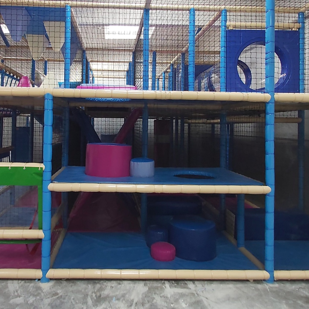 Structuurvloer met rond gat aan de zijkant en cilinders (113x233cm)
