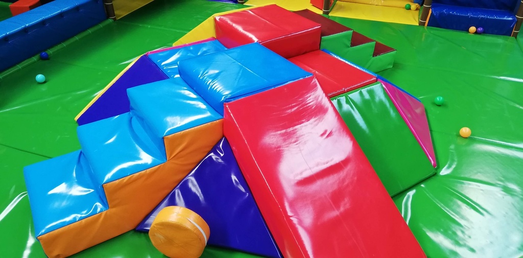 Klimpiramide voor de allerkleinsten (320x320x60cm)