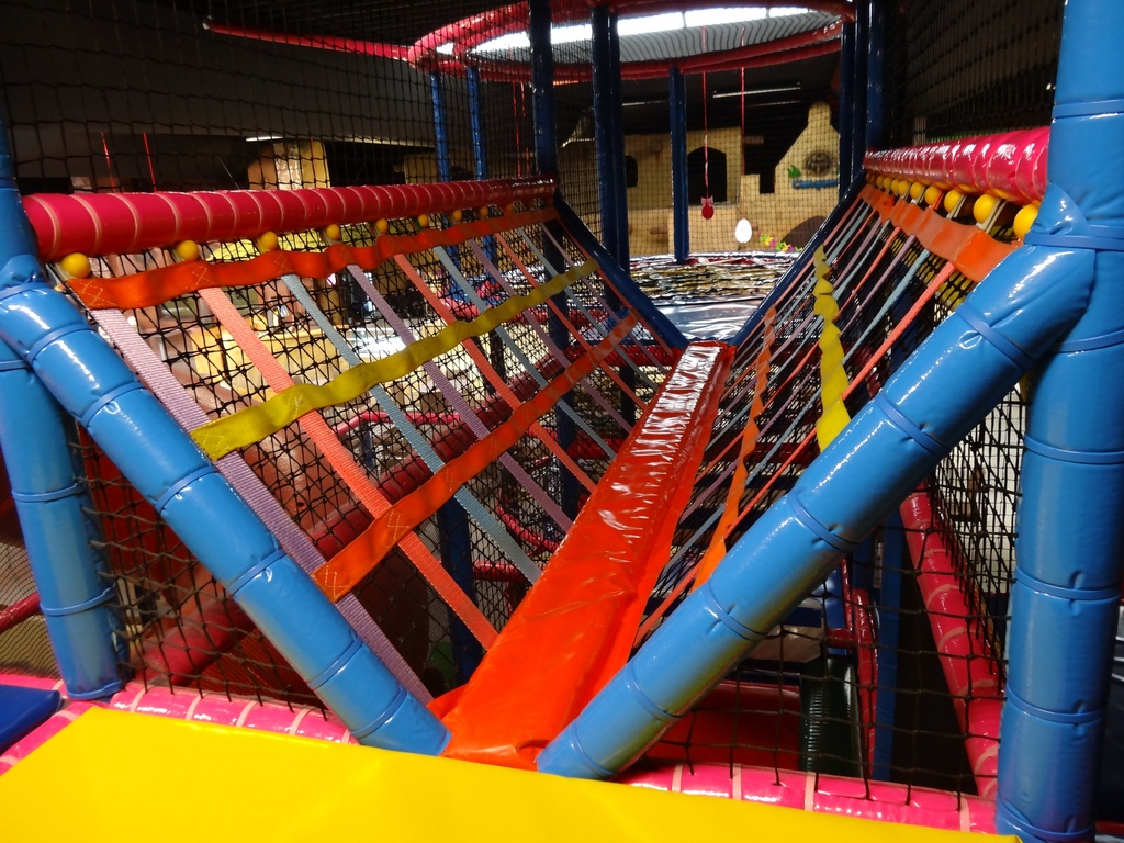 Hülle für den Gehbereich der V-Brücke